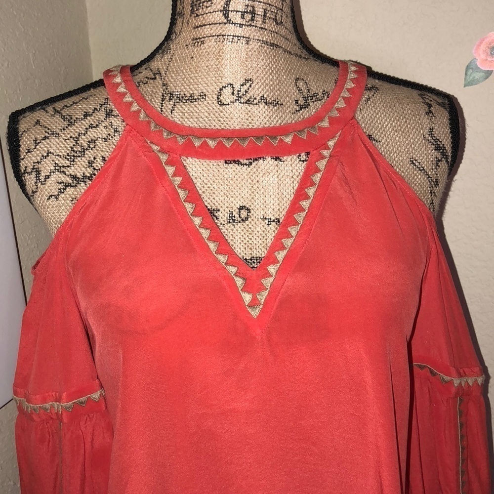 BCBGMaxAzria Cold Shoulder Top - Picture 3 of 7